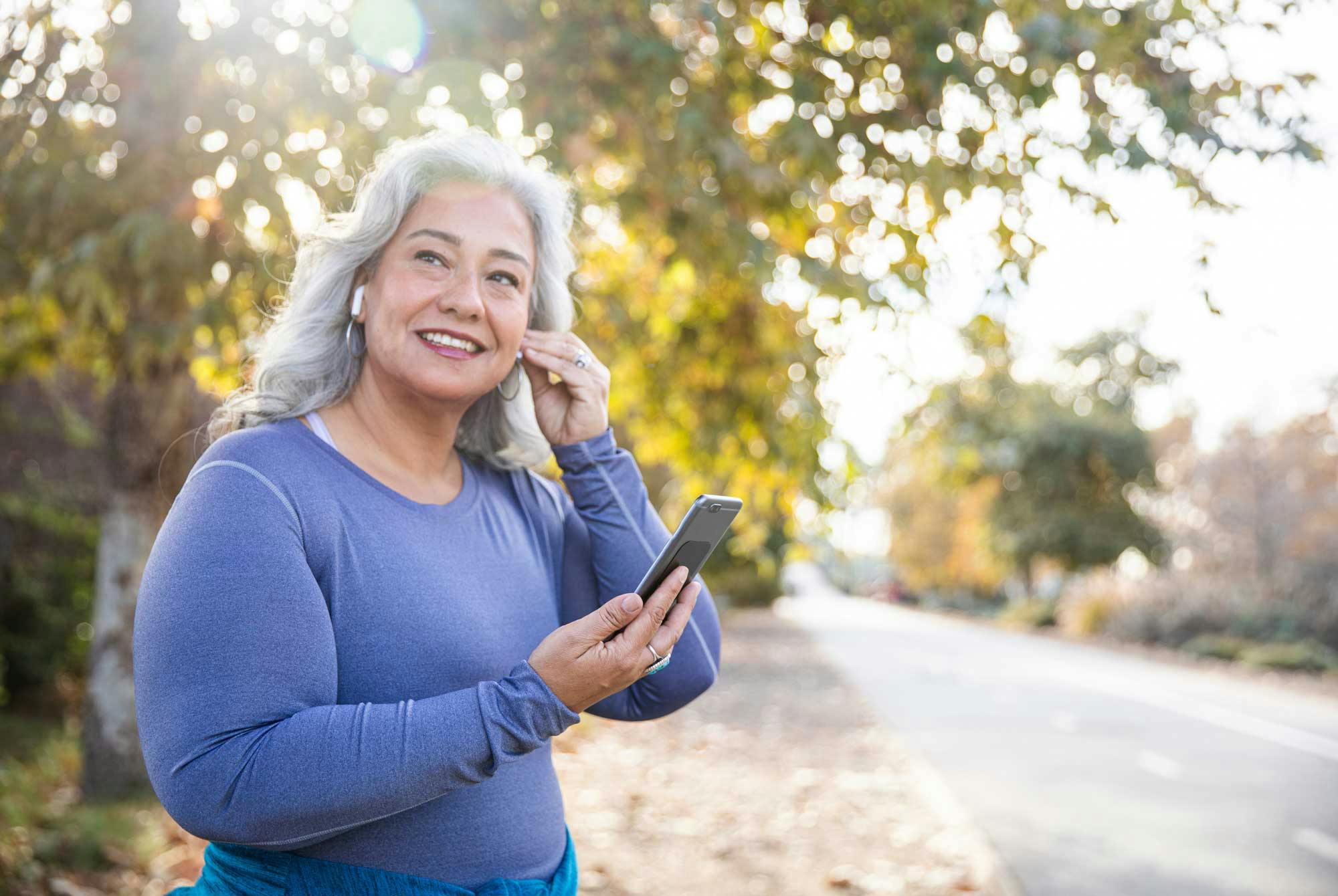 Äldre kvinna ute på en rask promenad
