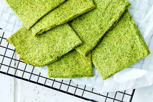 Parsakaalileipää ritilän päällä