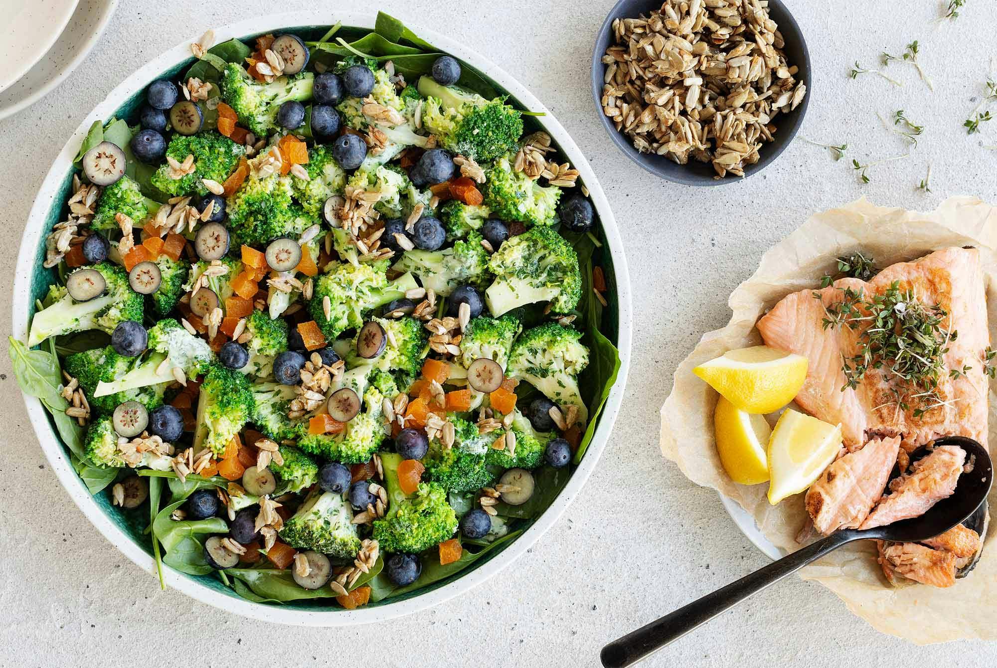 Nyttig broccolisallad med blåbär