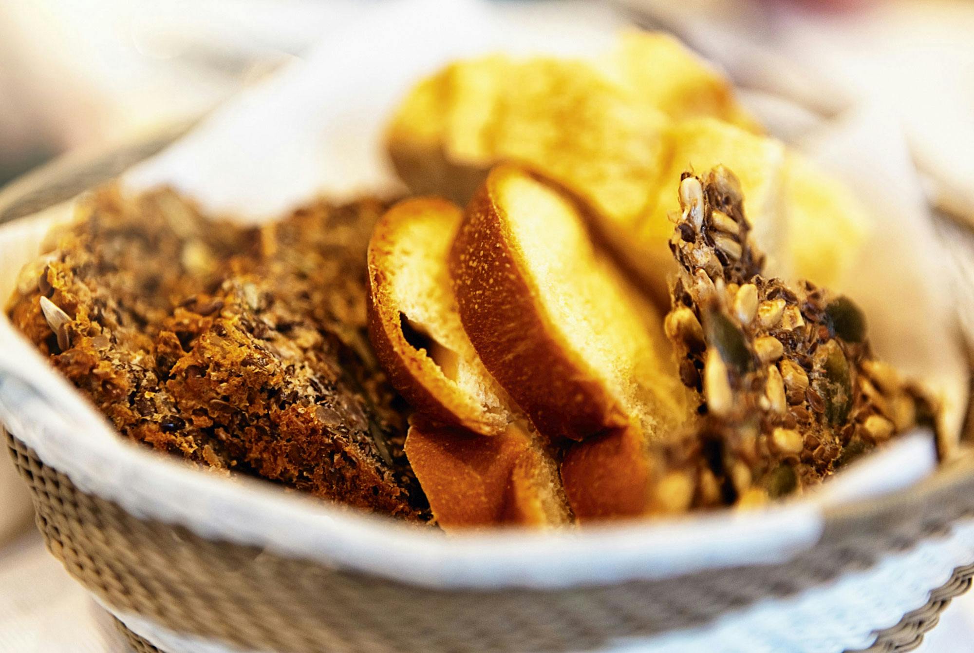 Brødkurv med rugbrød, hvetebrød og knekkebrød