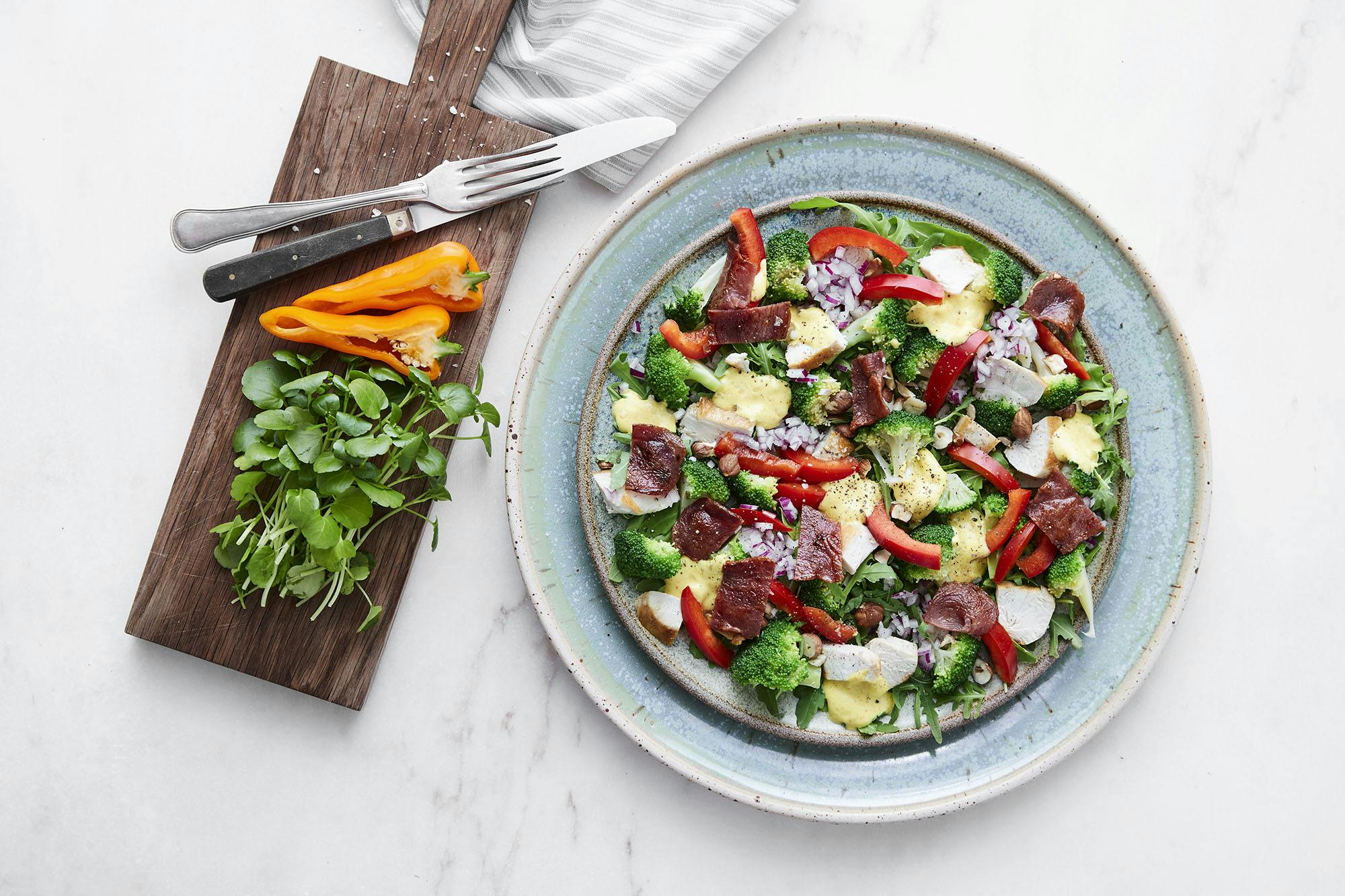 brokkolisalat med kylling og bacon