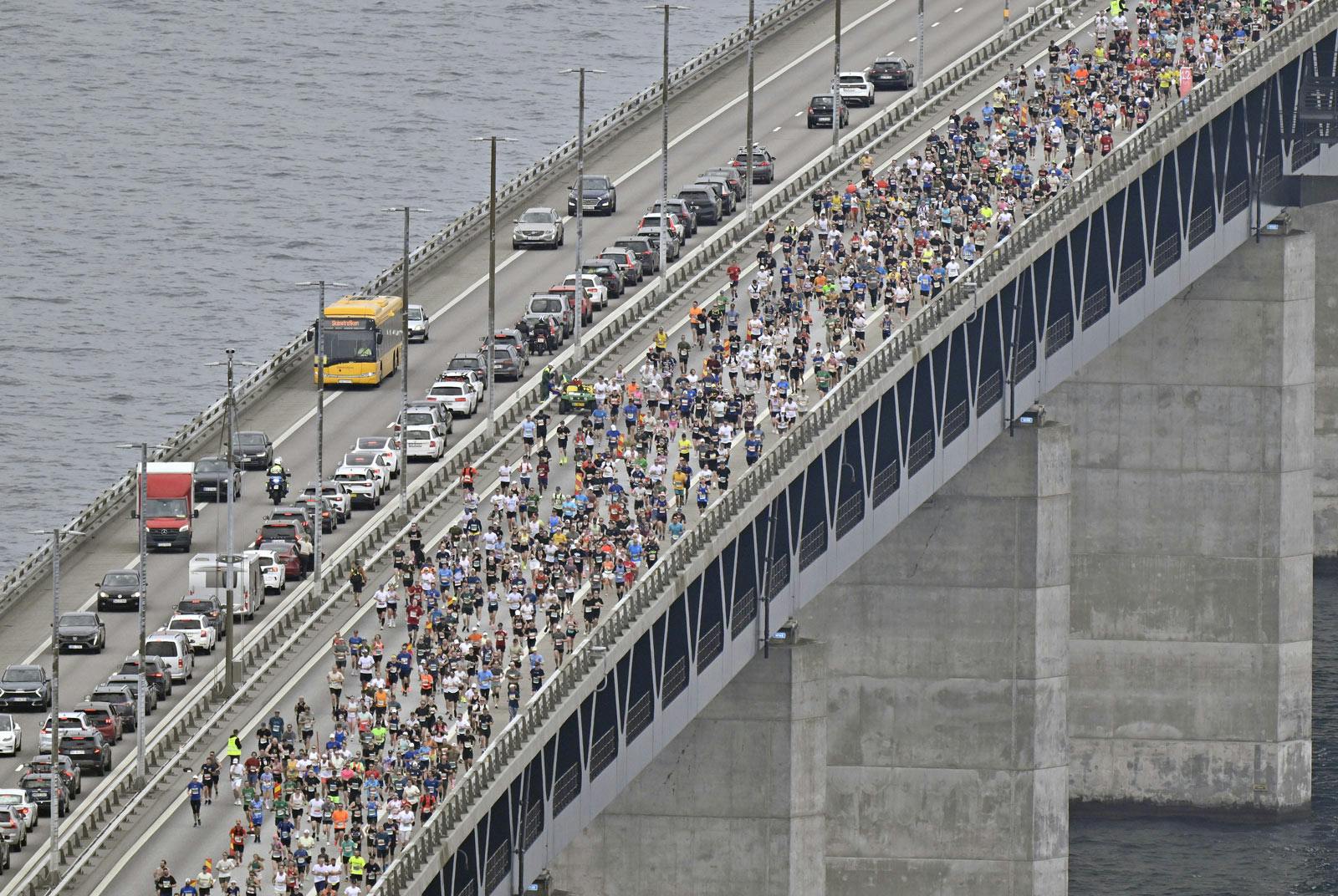40.000 deltagere løb fra Danmark til Sverige i Broløbet over Øresund 15. juni 2025.