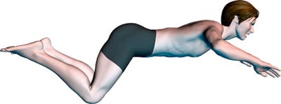 Mann tar andre trinn i brystsvømming