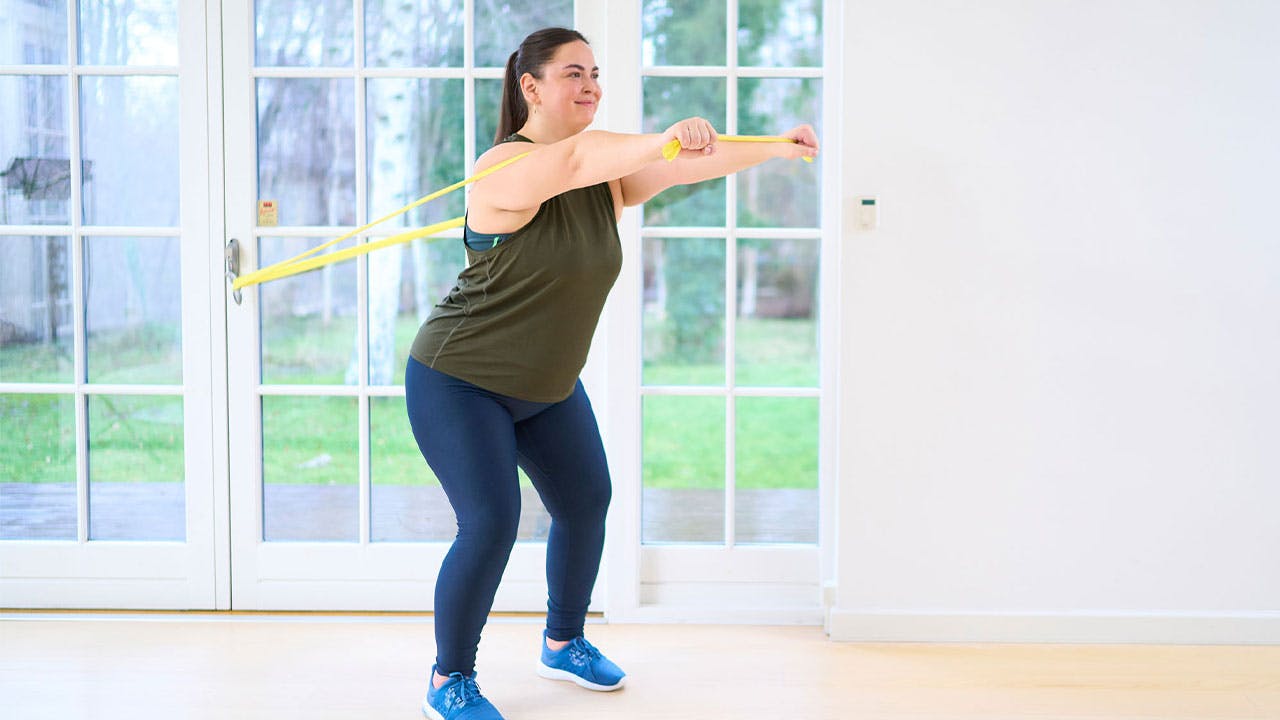 Nainen tekee pluskokoisen voimaharjoittelua