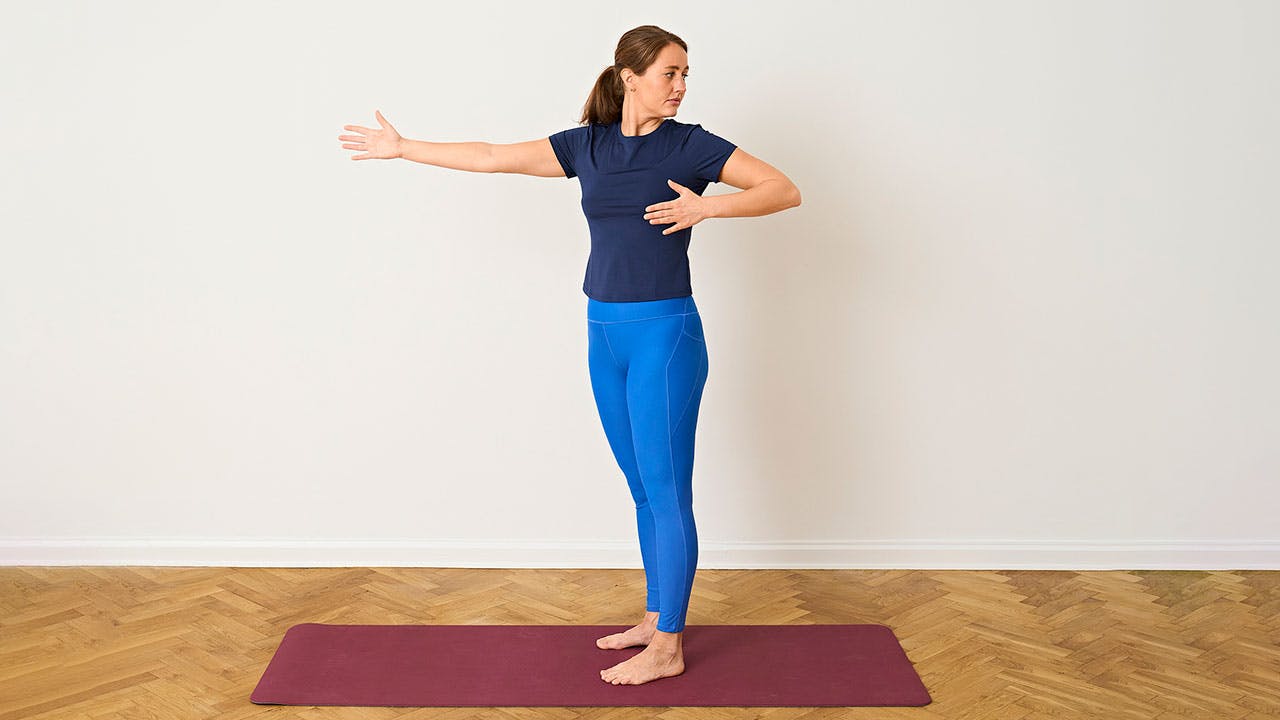 Nainen tekee harjoitetta niskakipuun