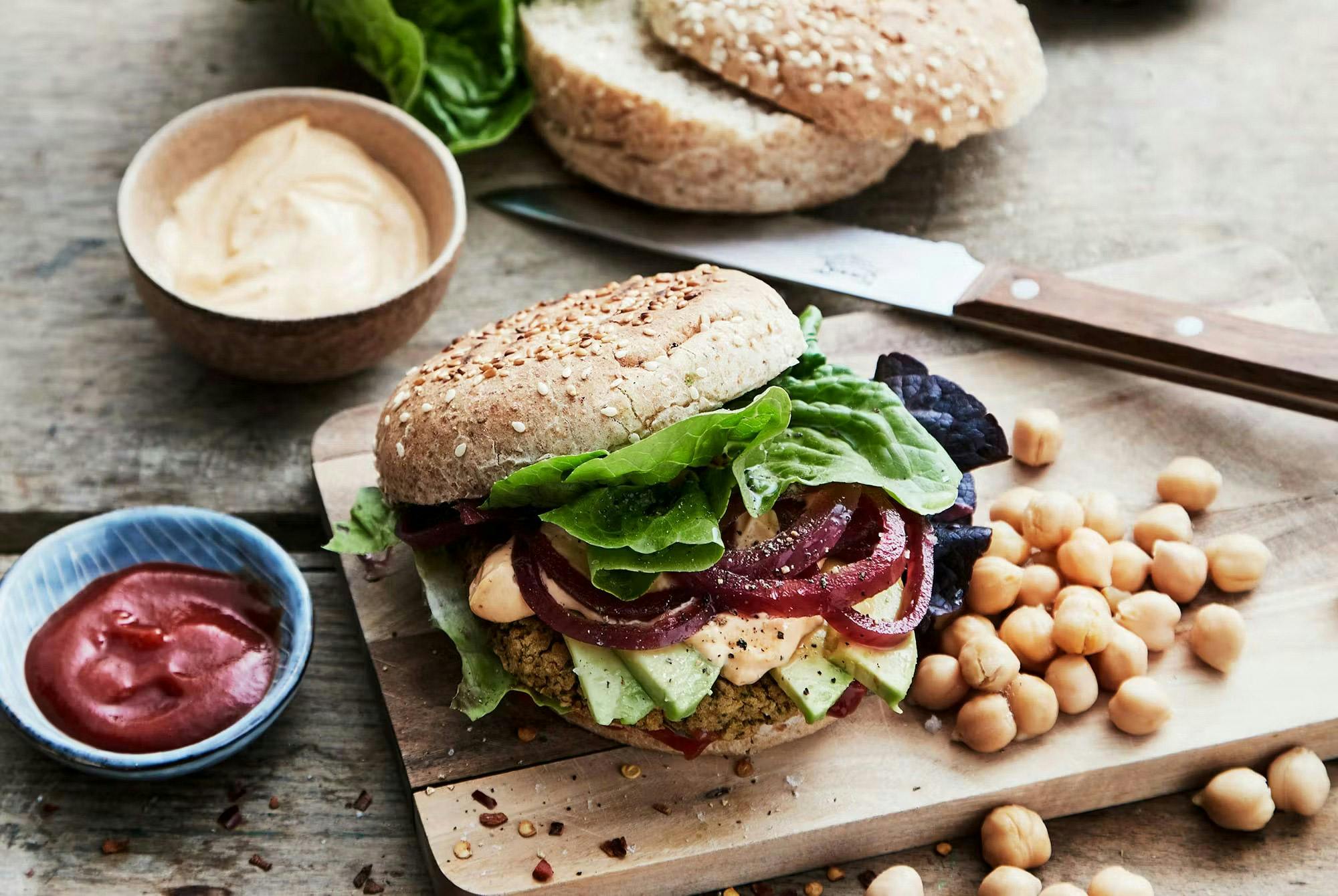 hampurilainen ja pikkelöityä punasipulia