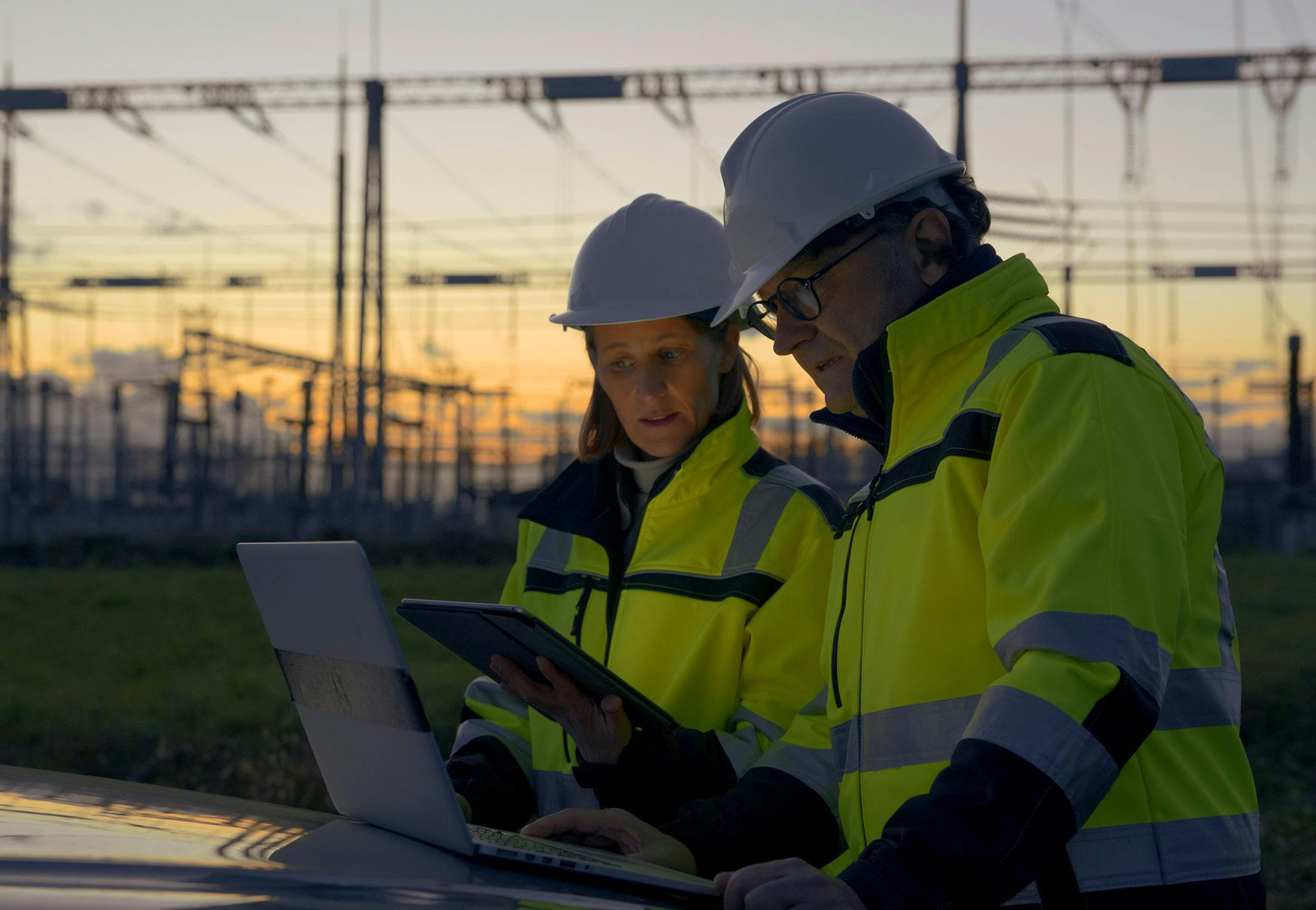 To ingeniører på en bygggeplass diskuterer.