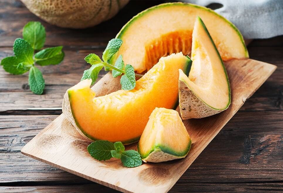 Cantaloupemelon på et fat