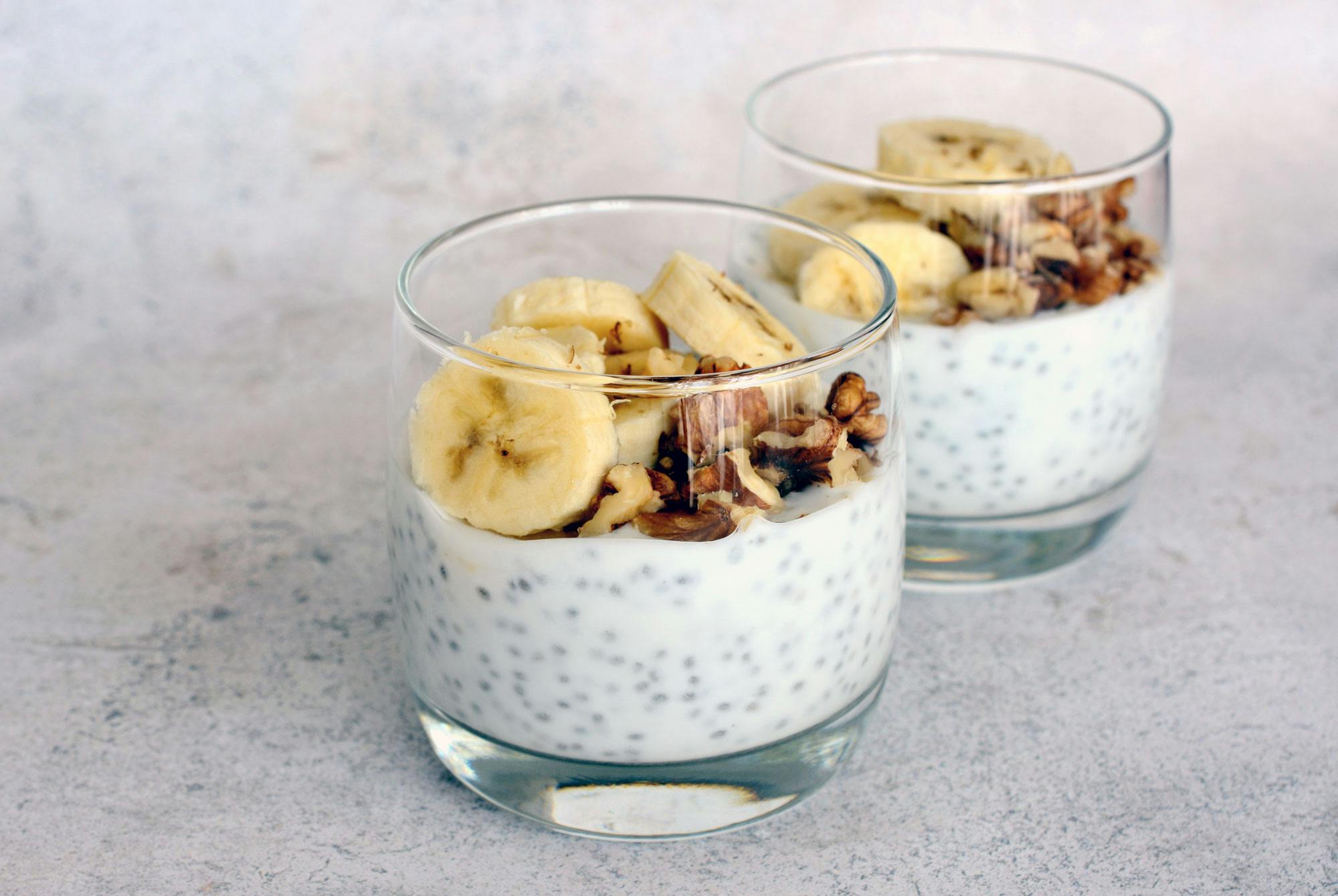 Nem morgenmad og nem måde at spise chiafrø på – chiagrød med kokosmælk og banan og nødder