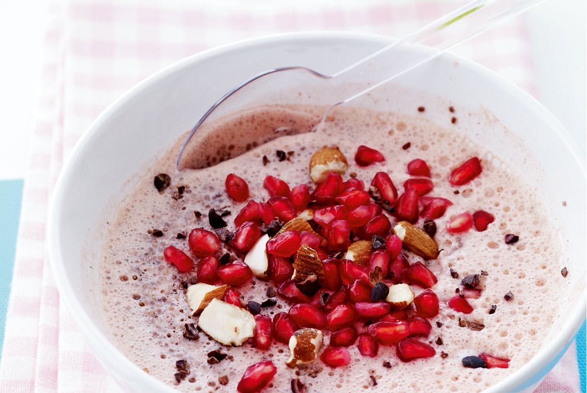 Granaattiomenan siemenillä ja mansikoilla koristeltu chiapuuro.