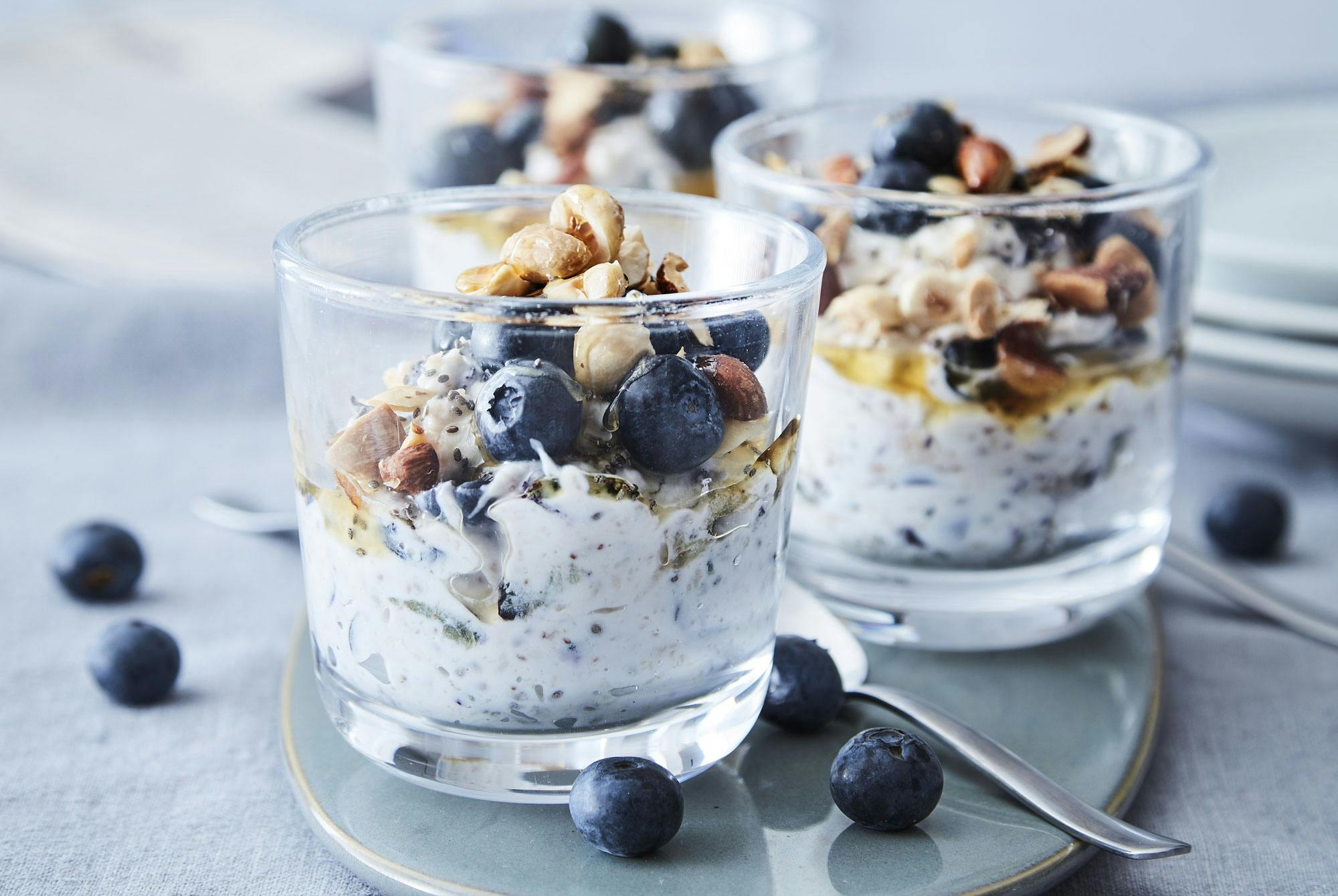 Chiapuuro, jossa on kaurahiutaleita, mustikoita ja pähkinöitä.