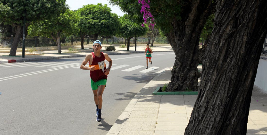 Triatlet springer halvmaraton som del av ett triatlon