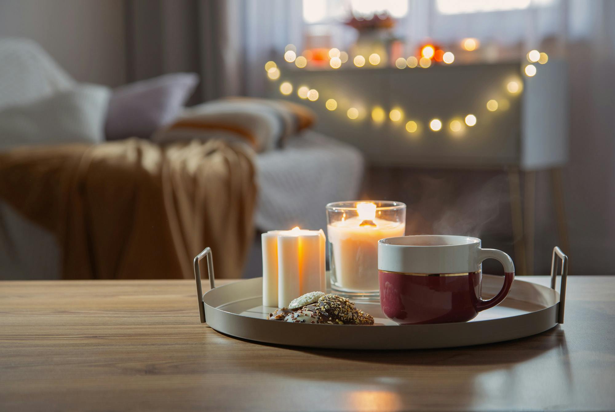 Ljus och te på ett bord.