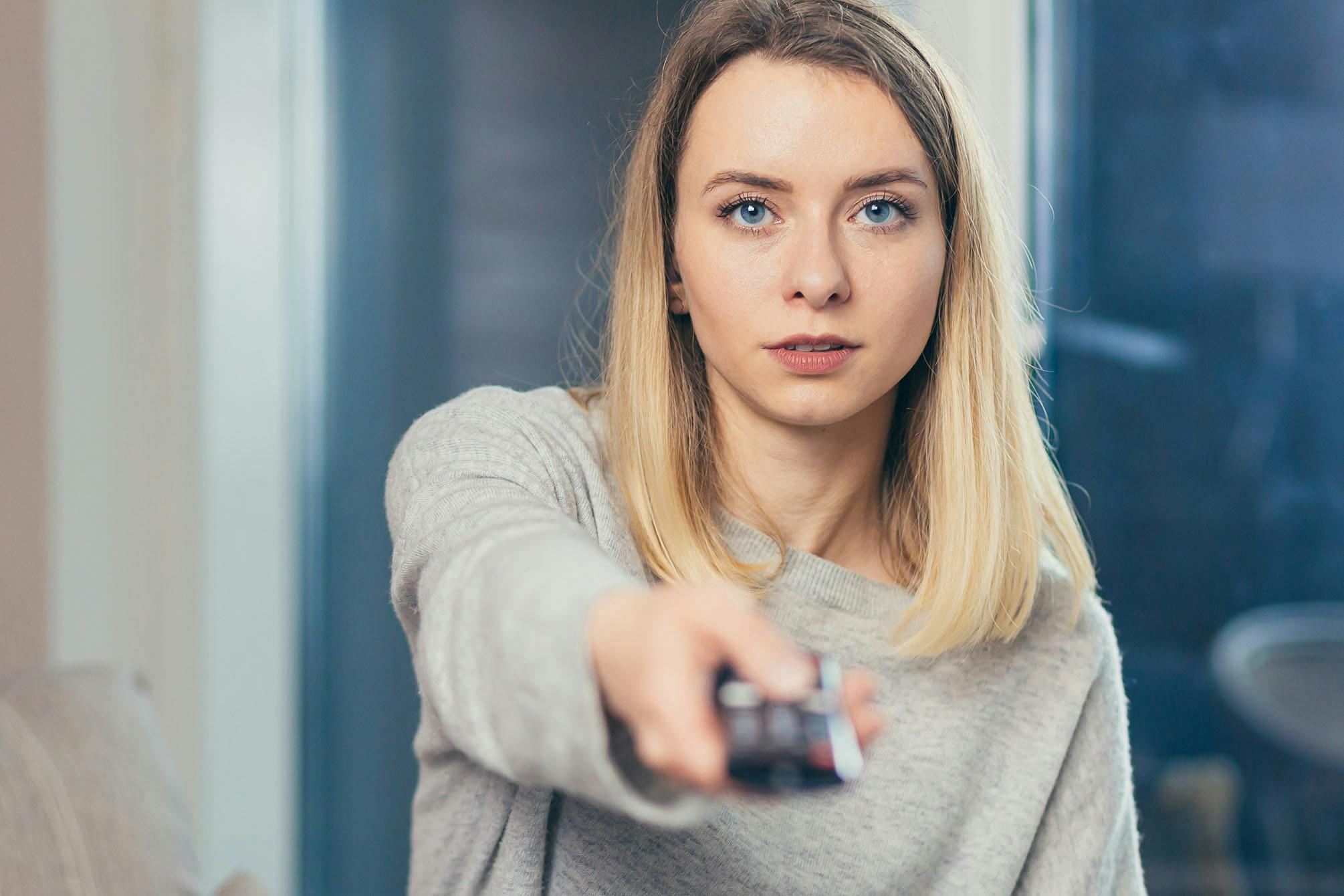 Kvinna stänger av teven