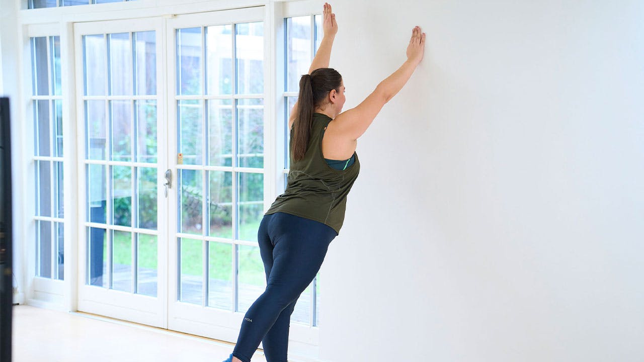 Nainen tekee isokokoisten voimaharjoittelua