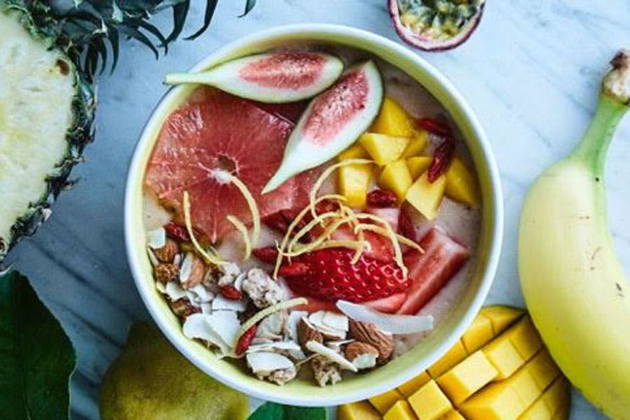 Eksotisk smoothie med jordbær, granola, figner, mango m.m.