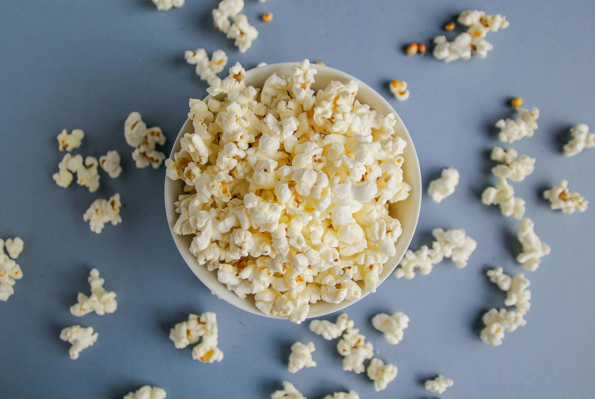 popcorn i kastrull på bord