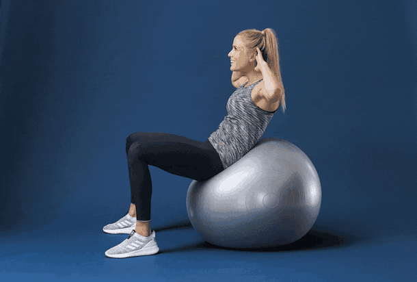 Kvinne gjør swiss ball crunch