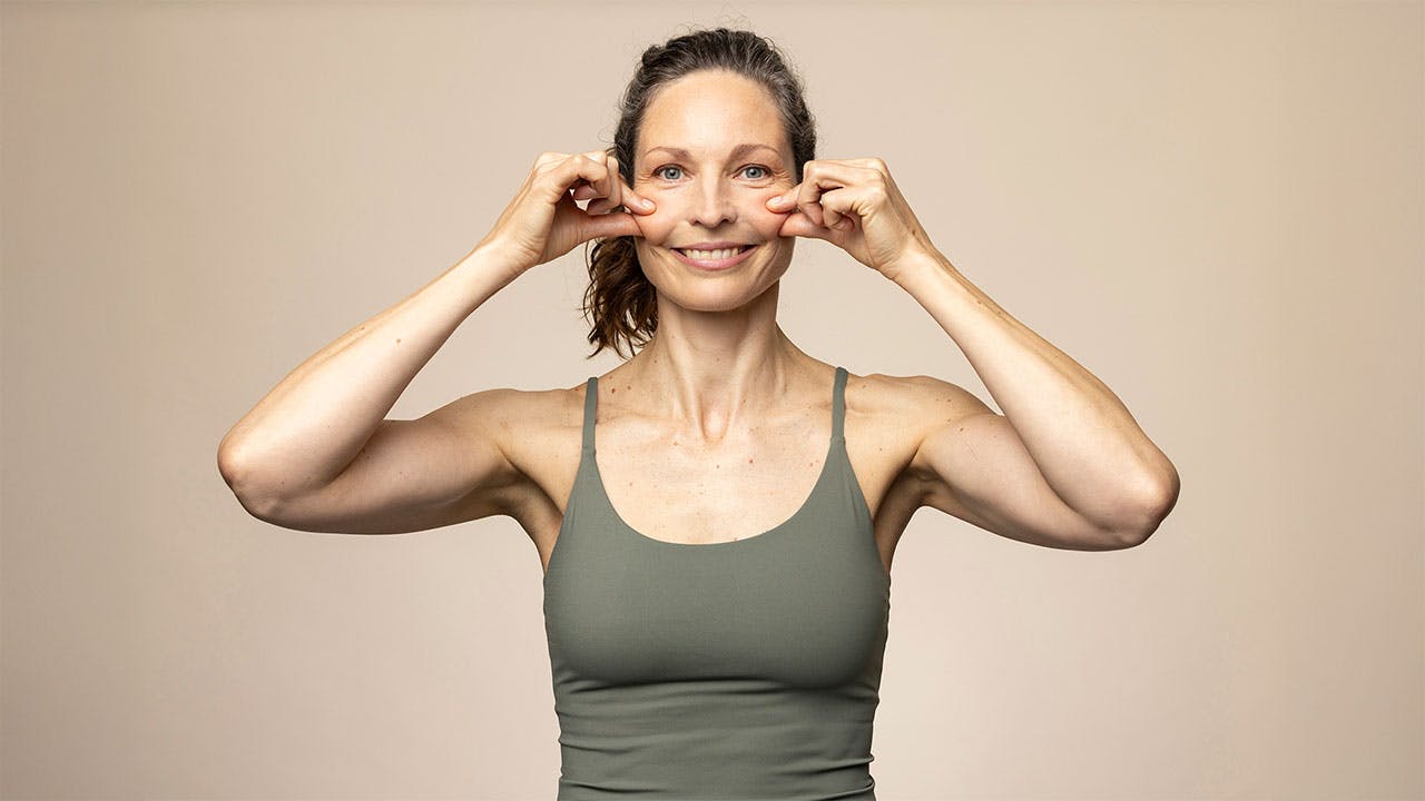 Kvinne gjør ansiktsyoga