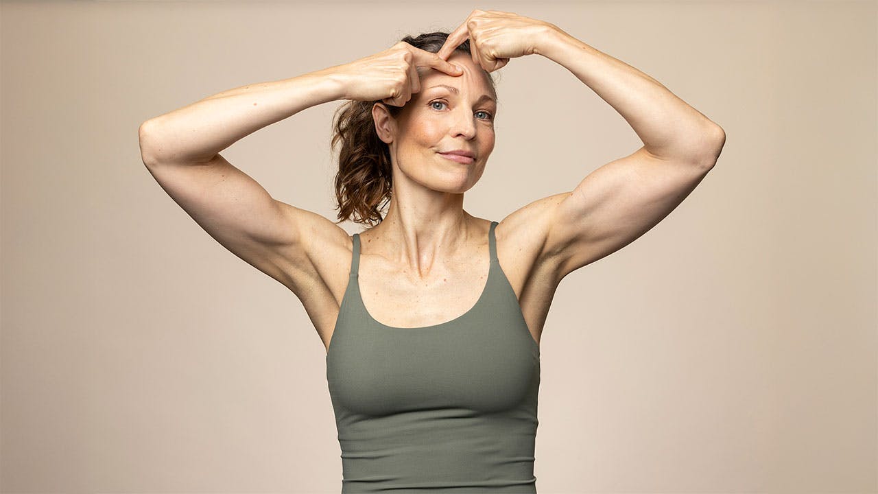 Kvinne gjør ansiktsyoga