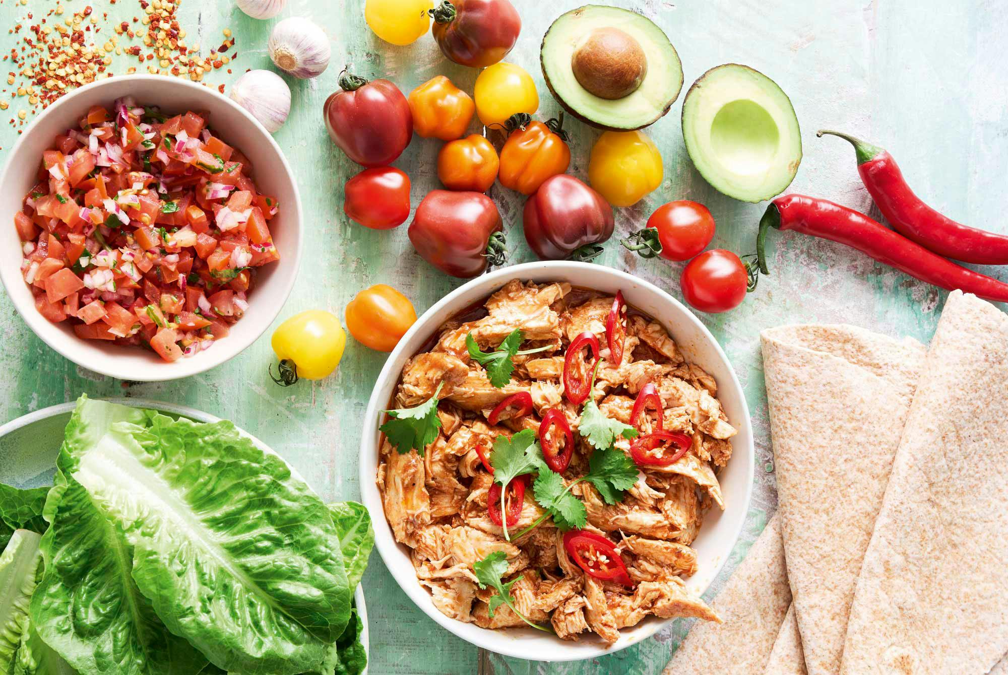 Täysjyvätortilla, broileria ja salsaa.