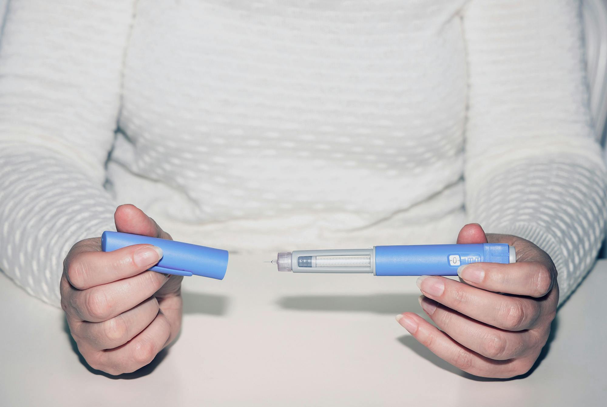 Vægttabsmedicin Ozempic i hænderne på en kvinde