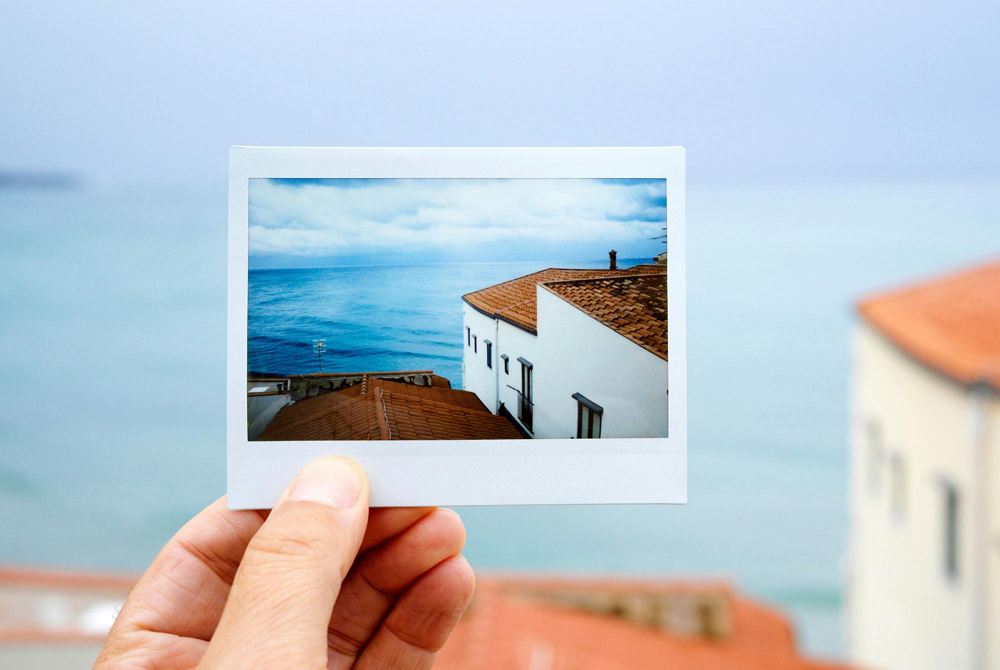 Nainen katselee lomakuvia ja aika tuntuu kuluvan nopeammin.