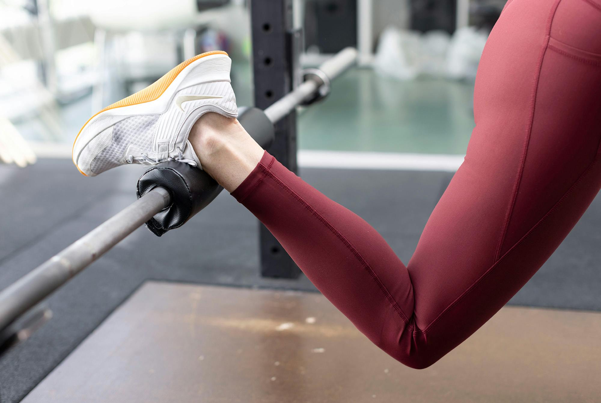 Foten vilar på skivstång med kudde