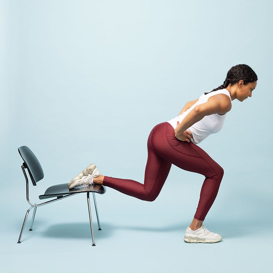 kvinde bøjer benet i fremadlænet split squat