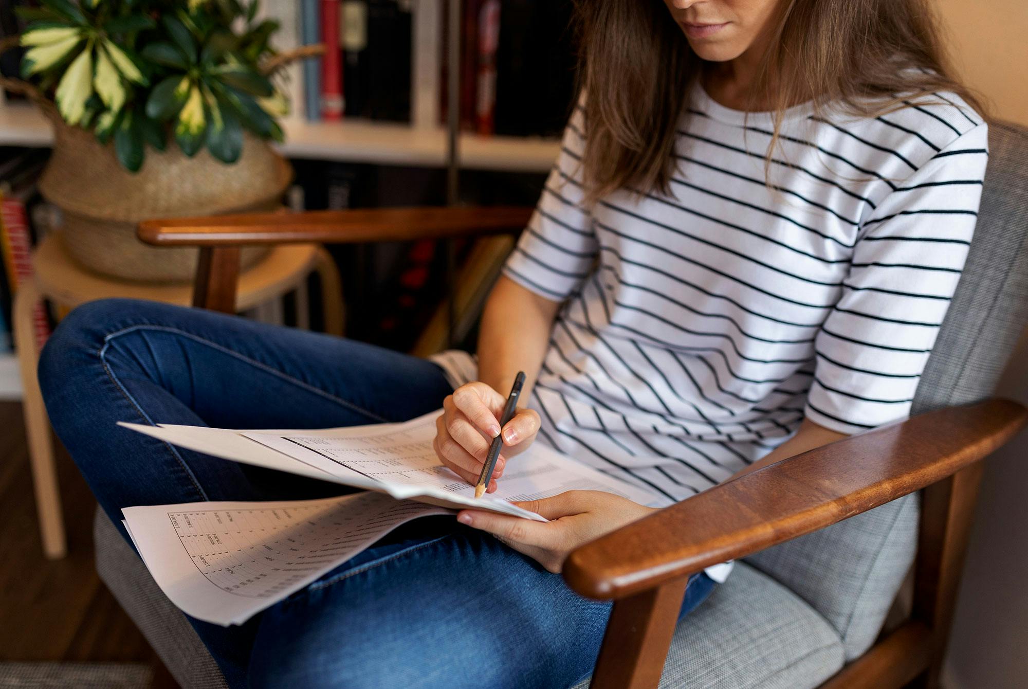 Nainen vastaa ADHD-testin kysymyksiin