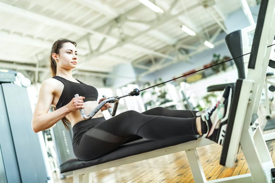 Kvinne trener sittende roing