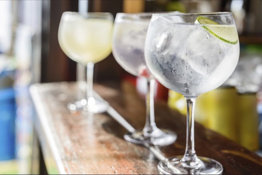 Tre drinker med gin og tonic