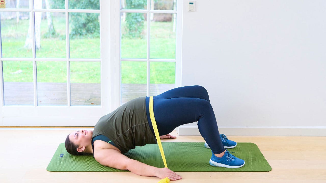 Kvinna tränar styrkeprogram för överviktiga