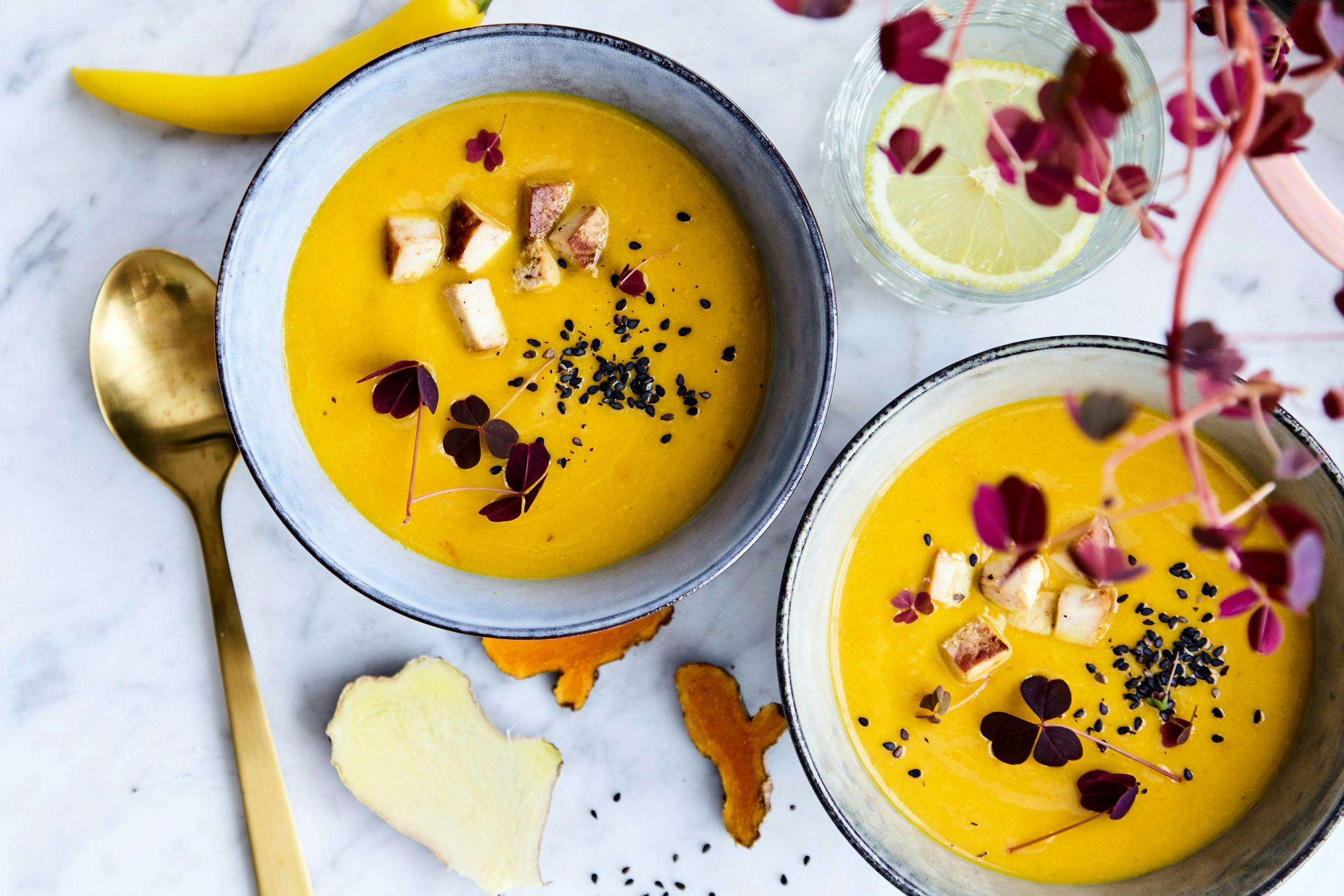 Gresskarsuppe laget av rester fra gresskarutskjæring