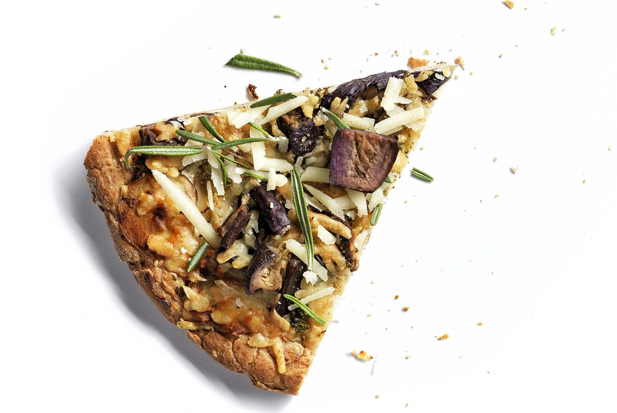 Grön pizza med potatis, broccoli, färskost, aubergine och färskriven parmesan