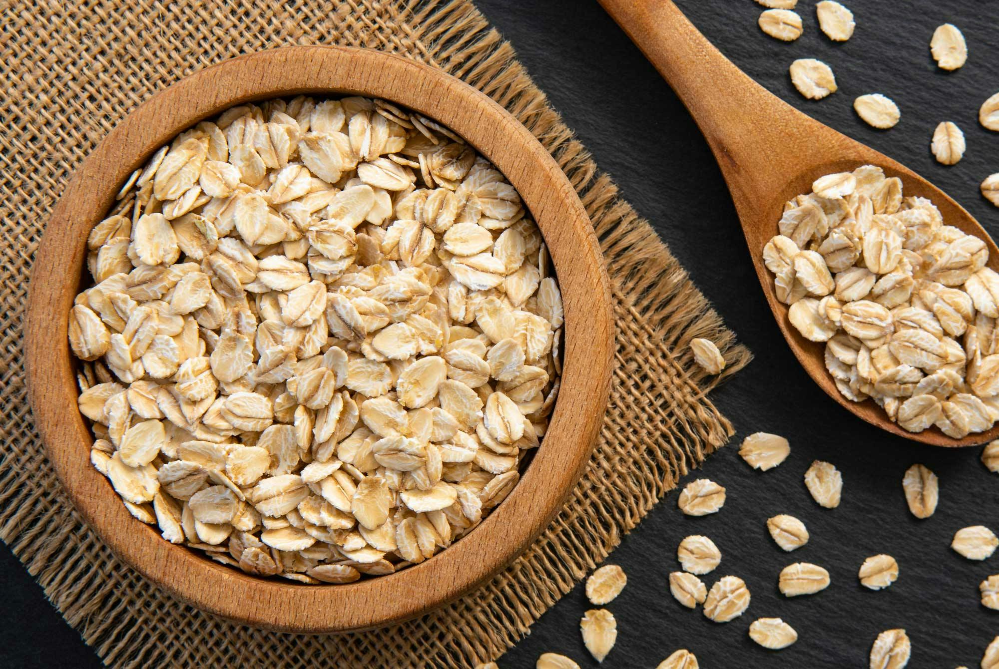 Grovvalsade havregryn på bord