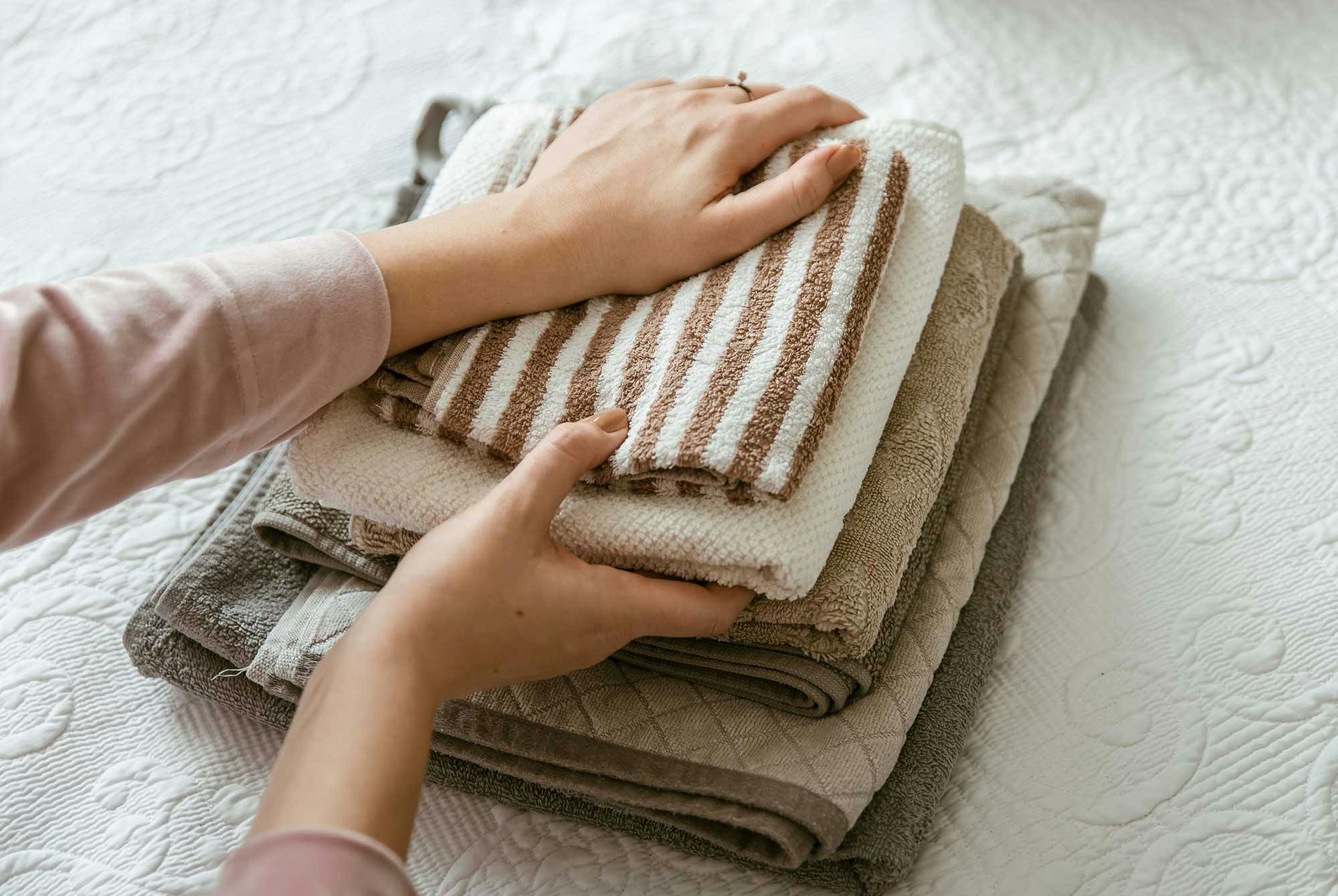 Kvinde folder vasketøj.