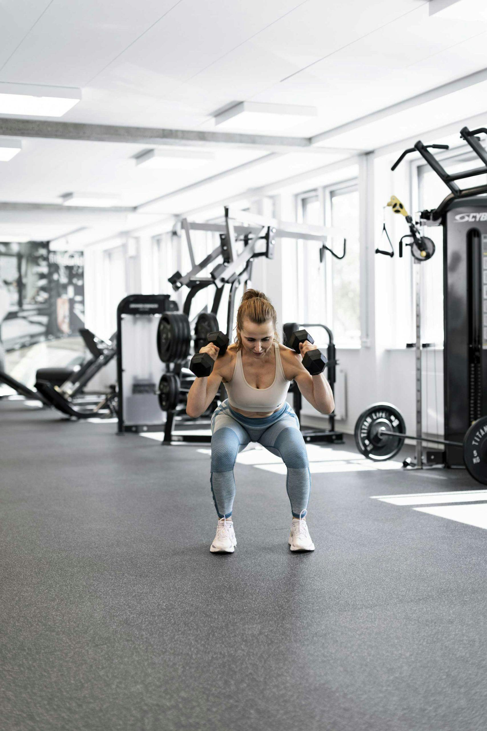 Kvinne tar thrusters