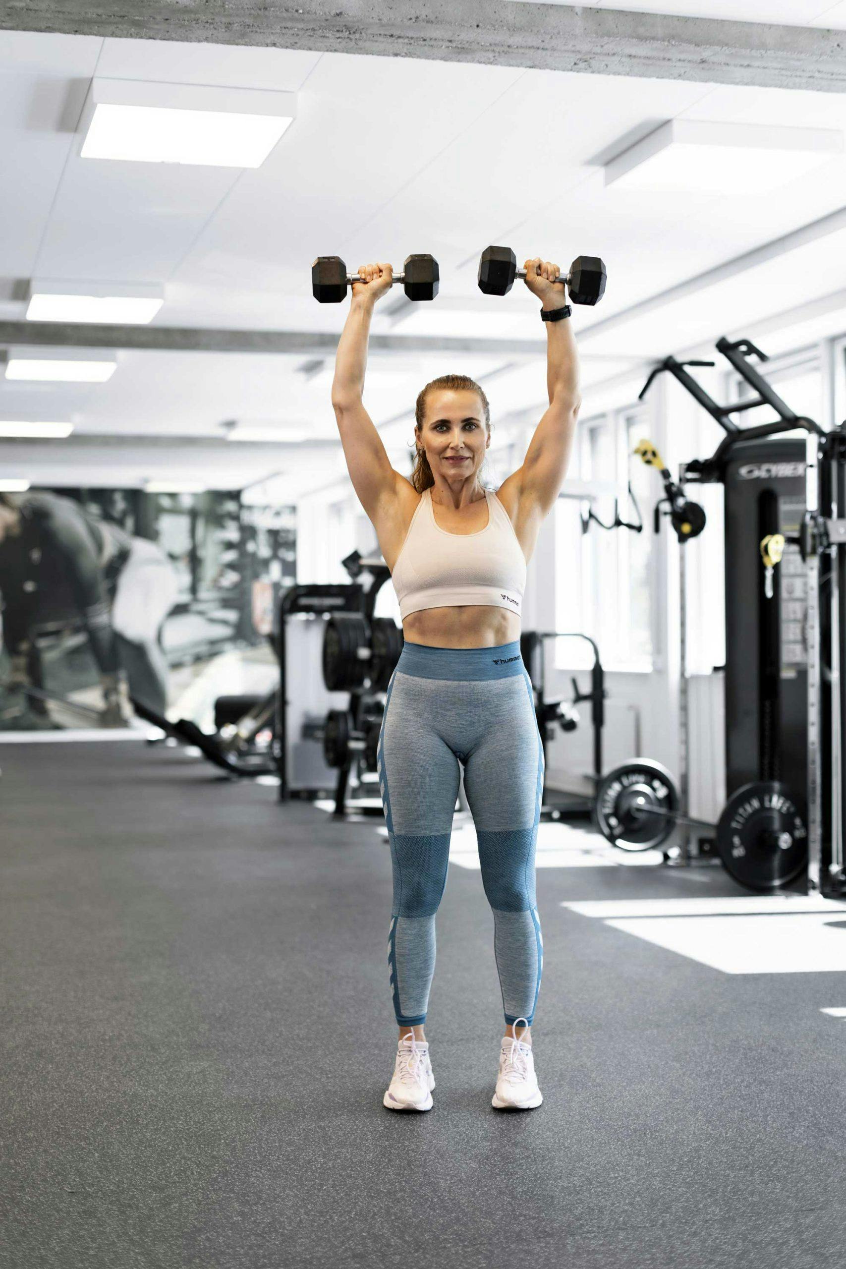 Kvinne tar skulderpress