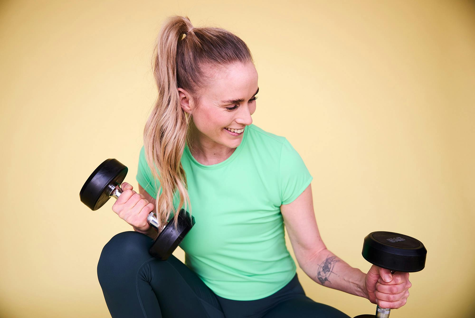 Blond kvinne med manualer i hendene.