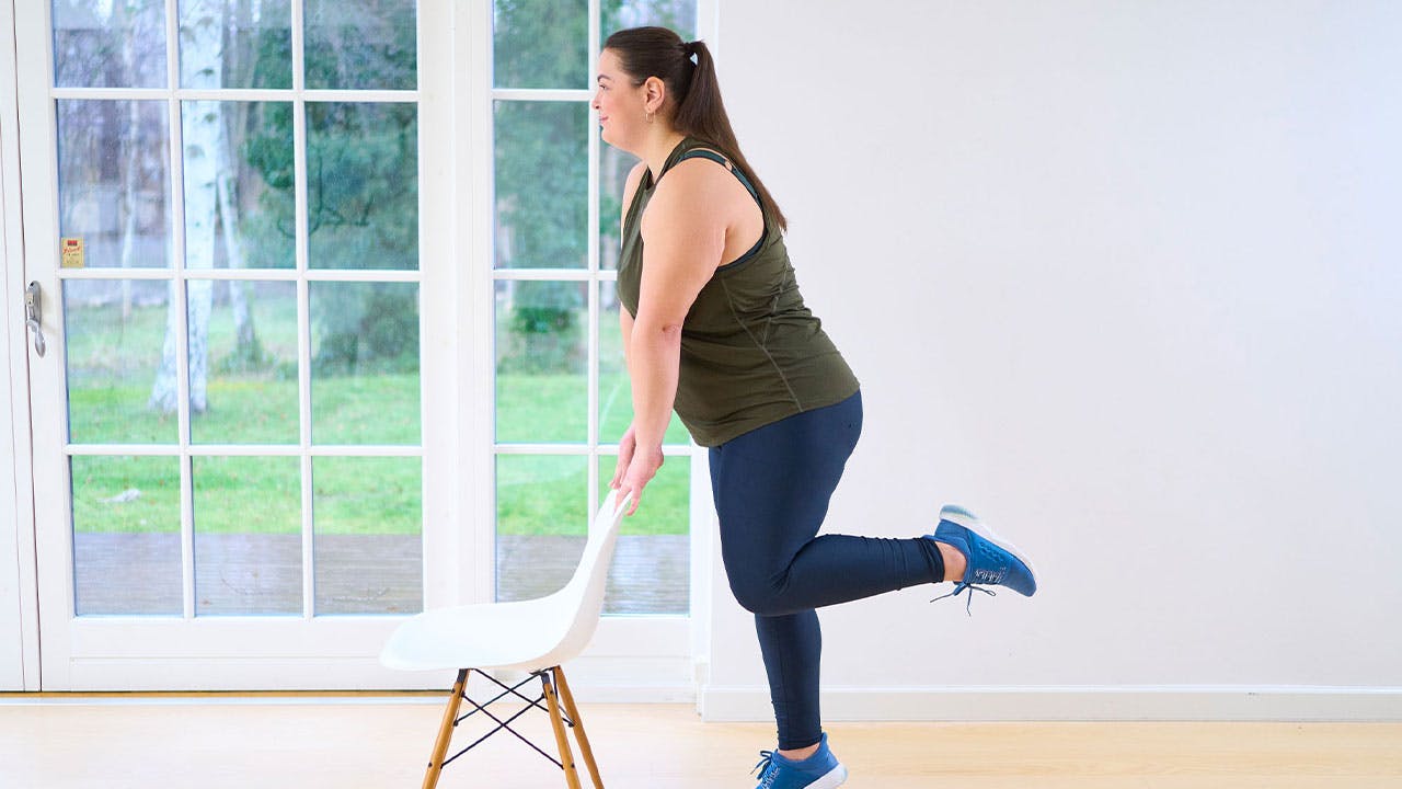 Nainen tekee ylipainoisten voimaharjoittelua