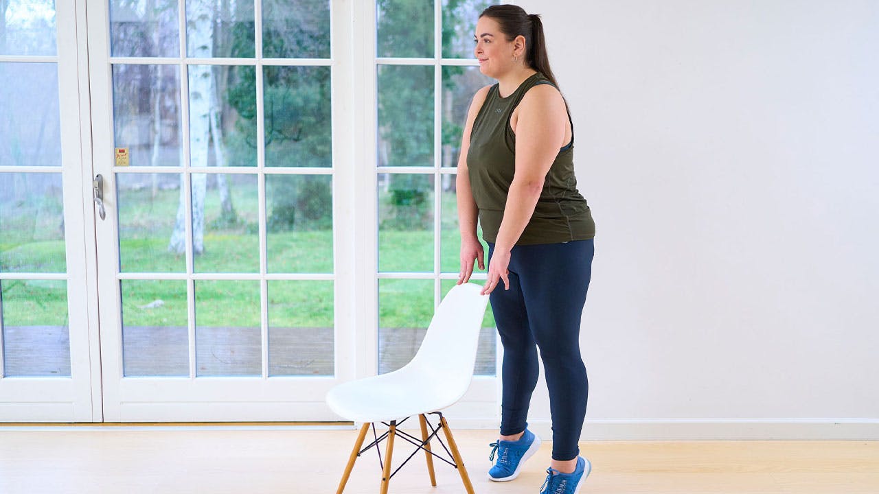 Nainen tekee isokokoisten voimaharjoittelua