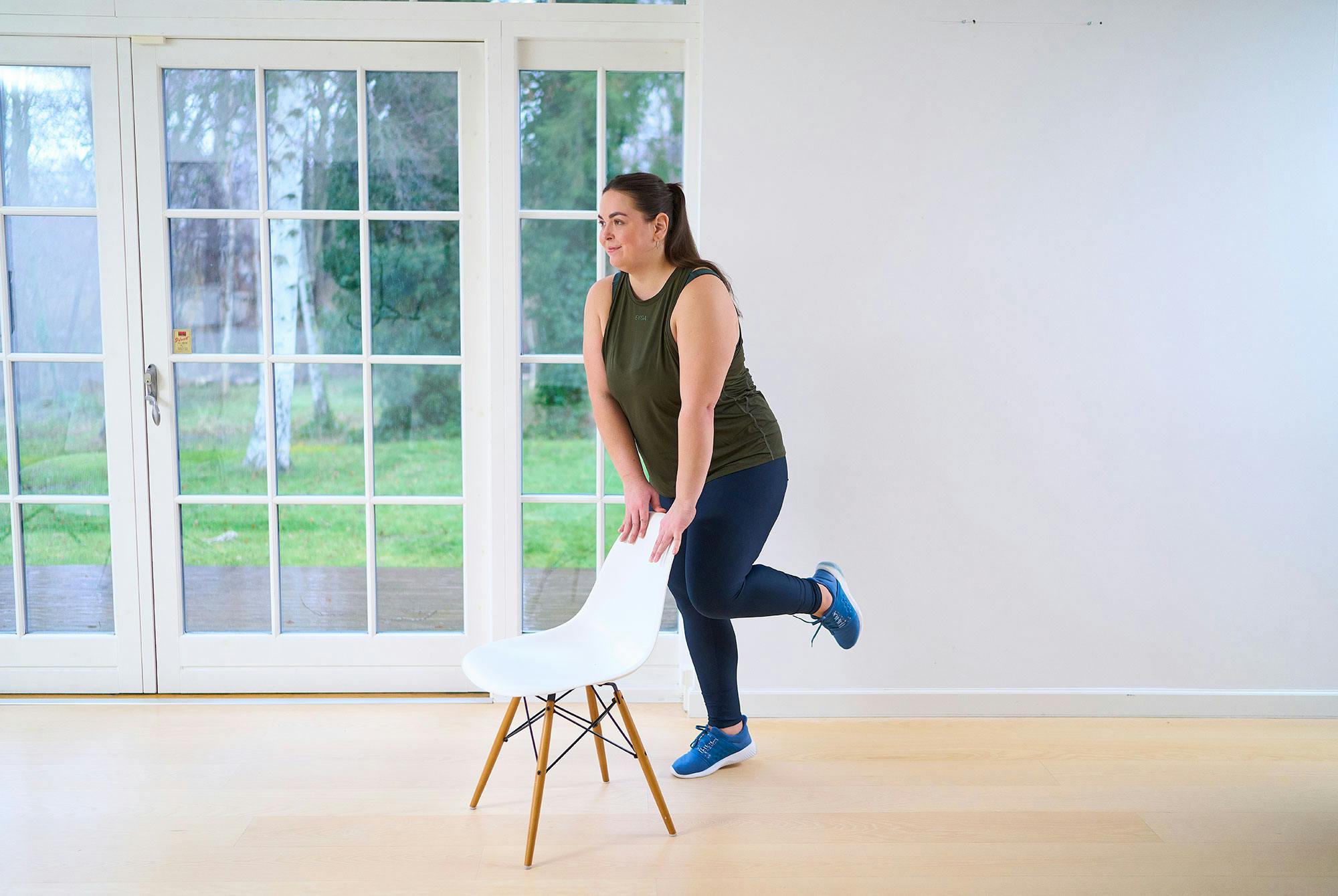 kvinna gör hällyft på ett ben