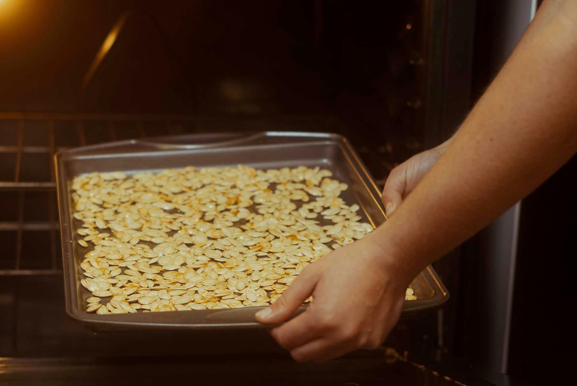 Ristede gresskarkjerner i en skål