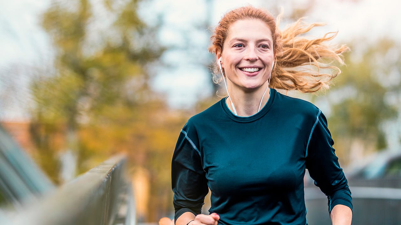 Halvmarathonprogram – kvinde løber med lydguide