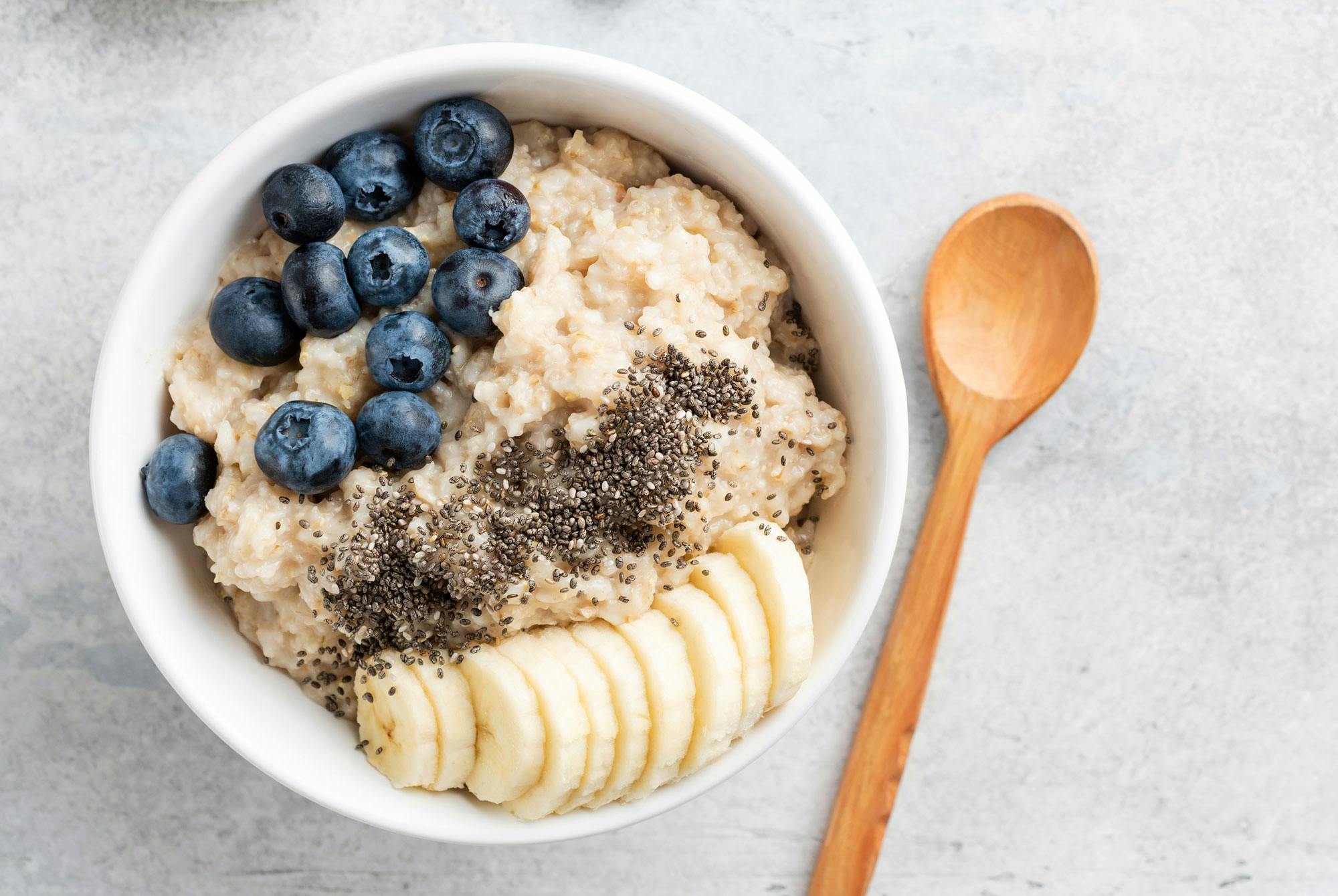 Havregrynsgröt med blåbär och chia