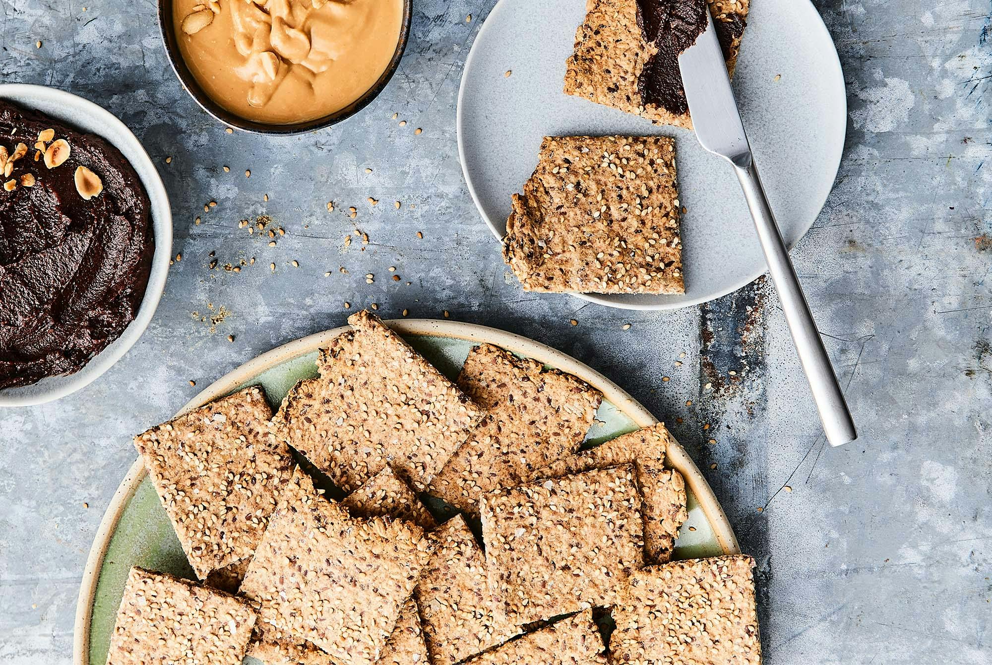 Fat og tallerken med hjemmelagde knekkebrød
