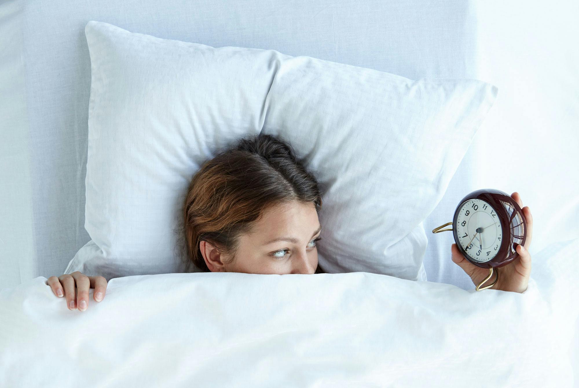 Kvinde ligger søvnløs om natten – hvor mange timers søvn skal man have?