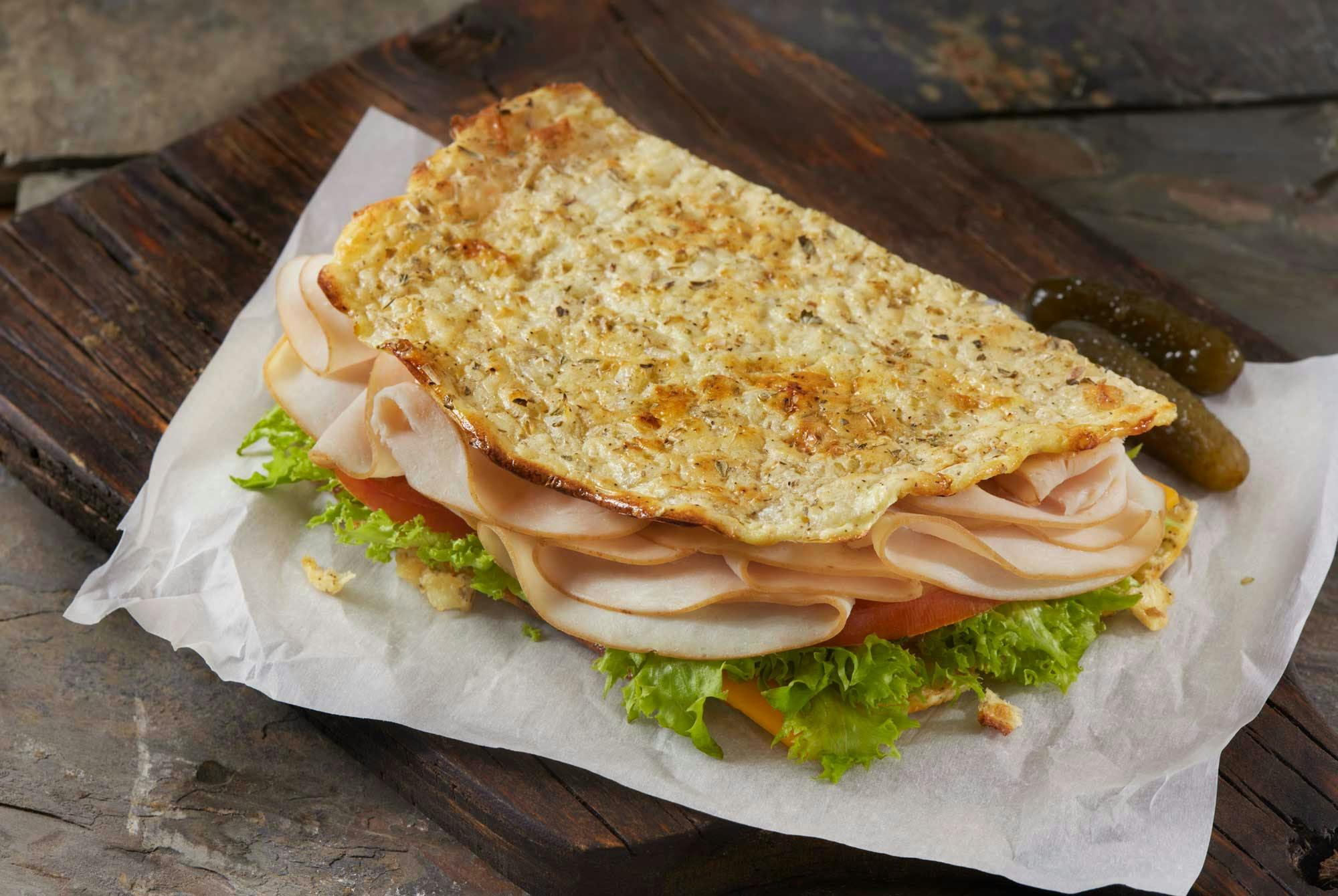 hytteost-fladbrød med fyld af kalkun og salat