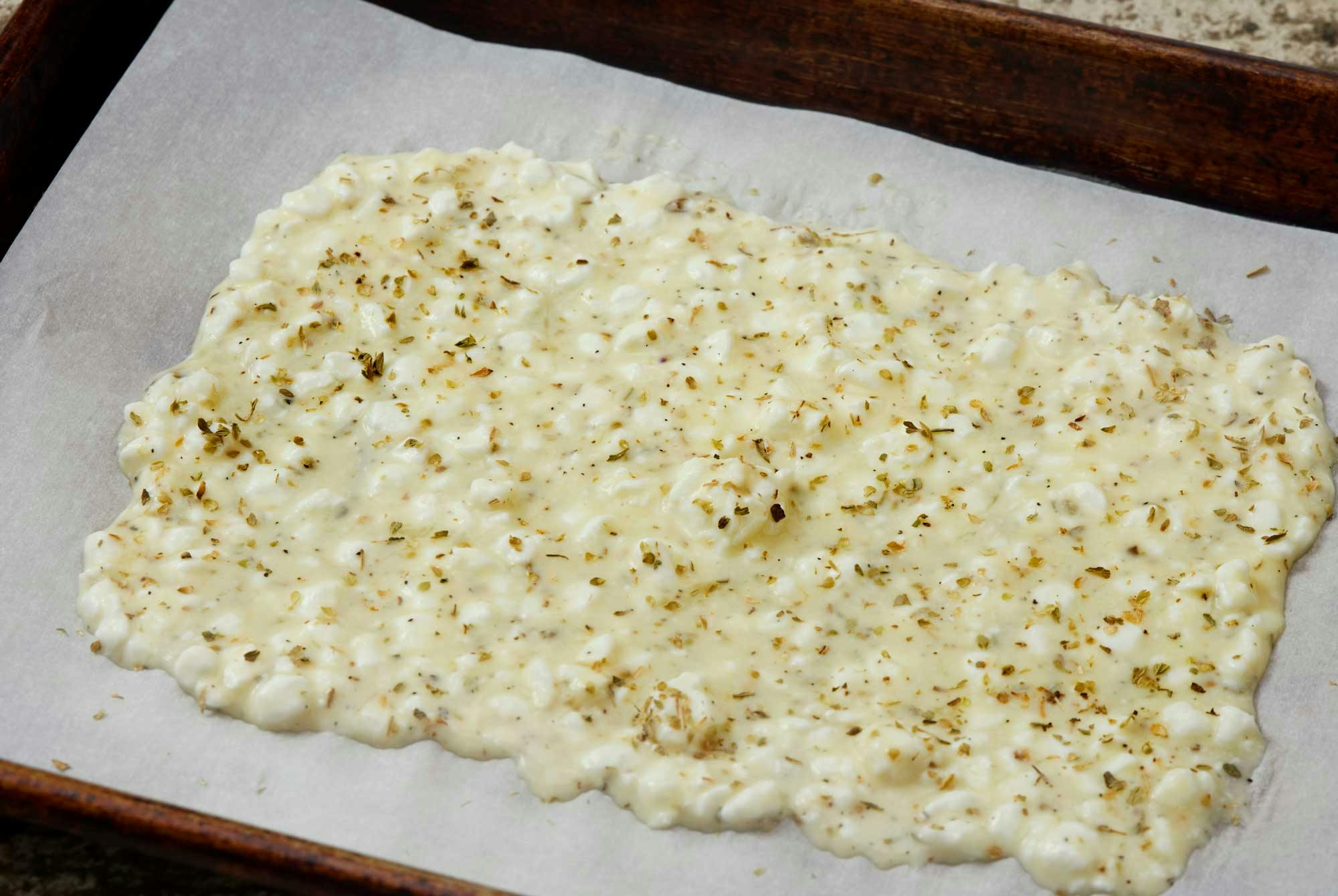 hytteost-fladbrød ubagt klar til at komme i ovnen